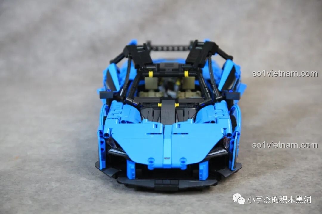 So sánh góc nhìn nghiêng của PanlosBrick 673002 McLaren Senna GTR và PanlosBrick 673001 Pagani V12.