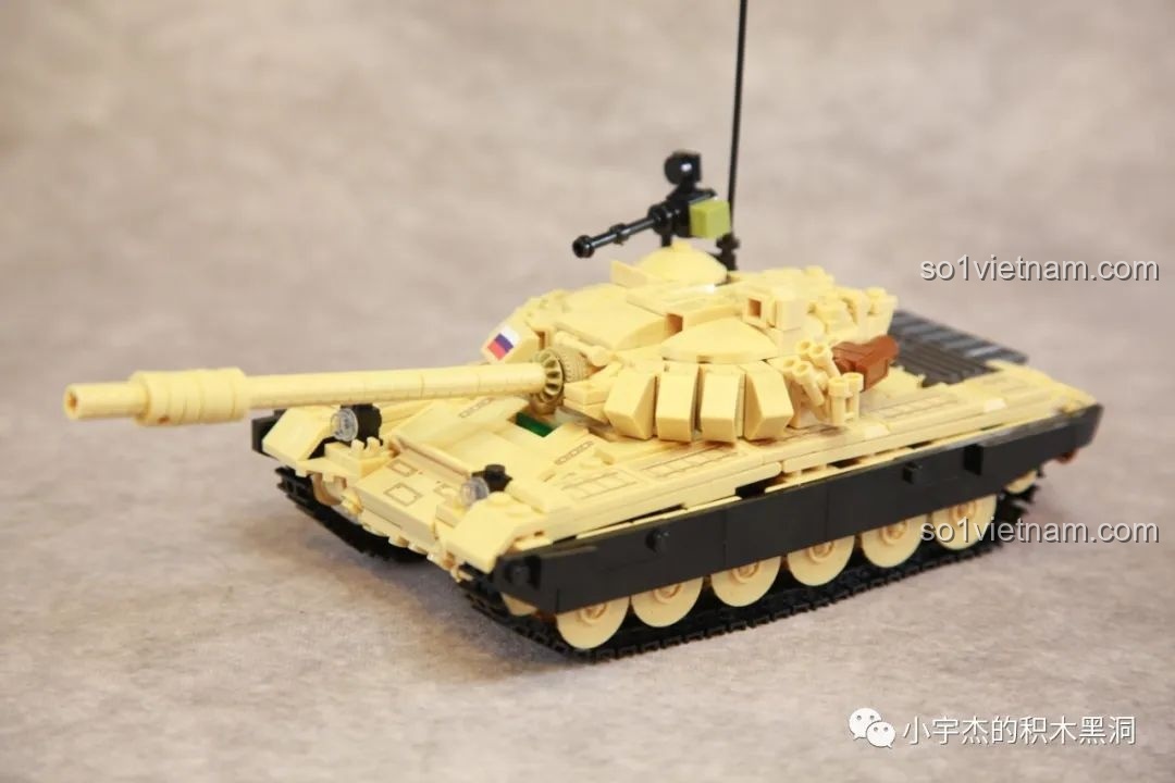 So sánh hai mô hình xe tăng cùng loại của Sluban, thể hiện sự chi tiết và chất lượng đồng đều.
