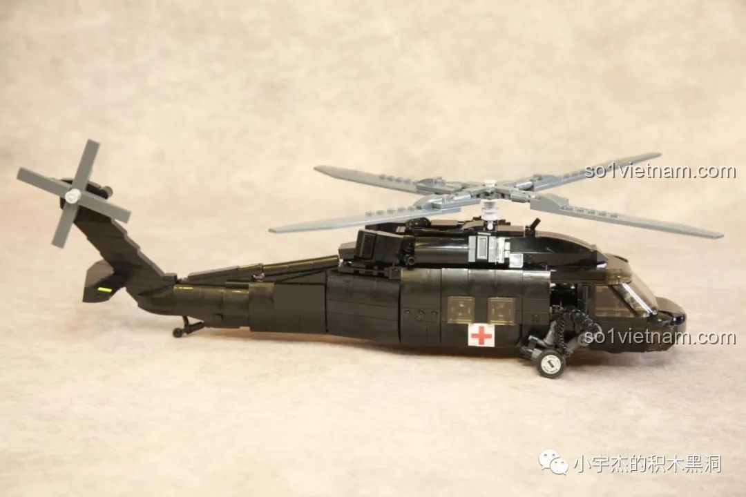 So sánh hai mô hình xe tăng khác nhau của Sluban, cho thấy sự đa dạng trong các sản phẩm quân sự.