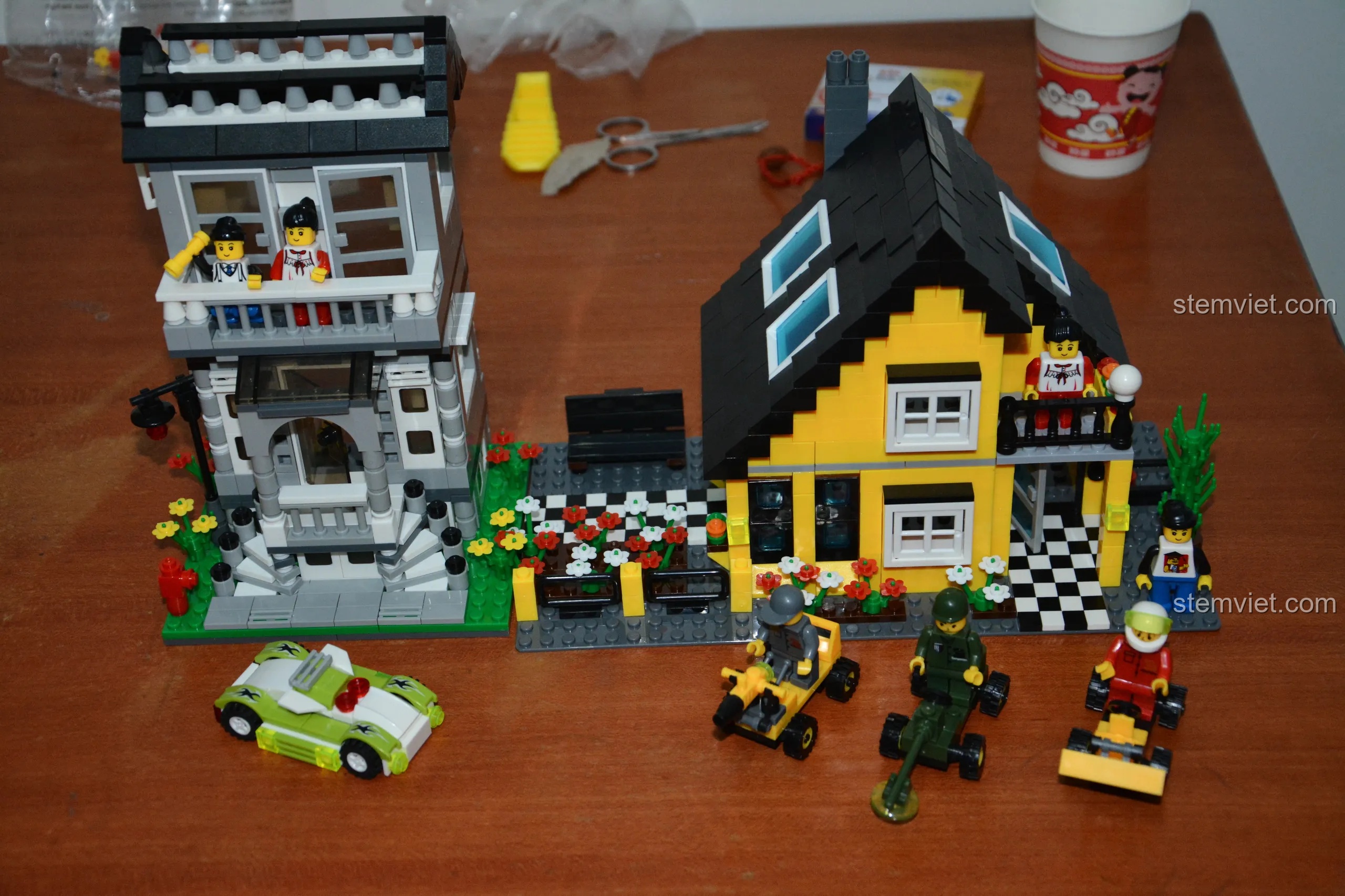 Hai mô hình nhà WANGE 32052 và 31053 được đặt cạnh nhau, so sánh hai phong cách kiến trúc khác biệt.