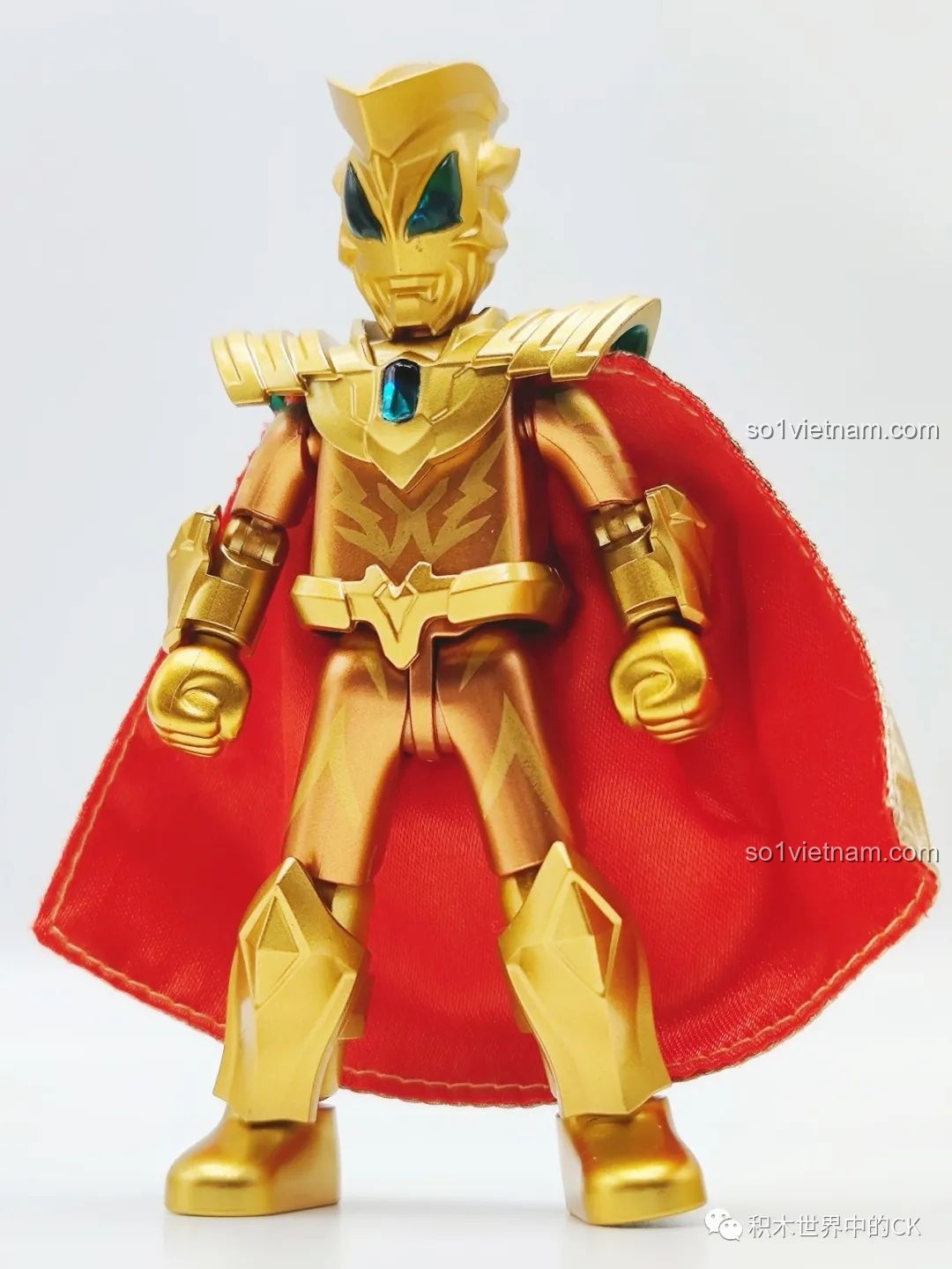 So sánh hai nhân vật Ultraman với màu sắc và phụ kiện khác nhau trong Bộ Sưu Tập Ultraman 2023.