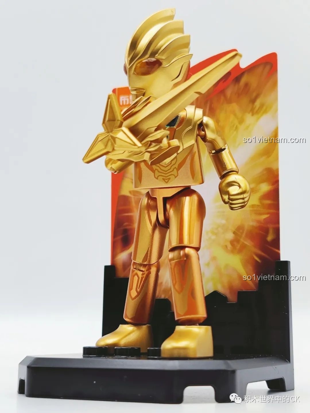 So sánh hai nhân vật Ultraman với màu sắc và phụ kiện khác nhau trong Bộ Sưu Tập Ultraman 2023.