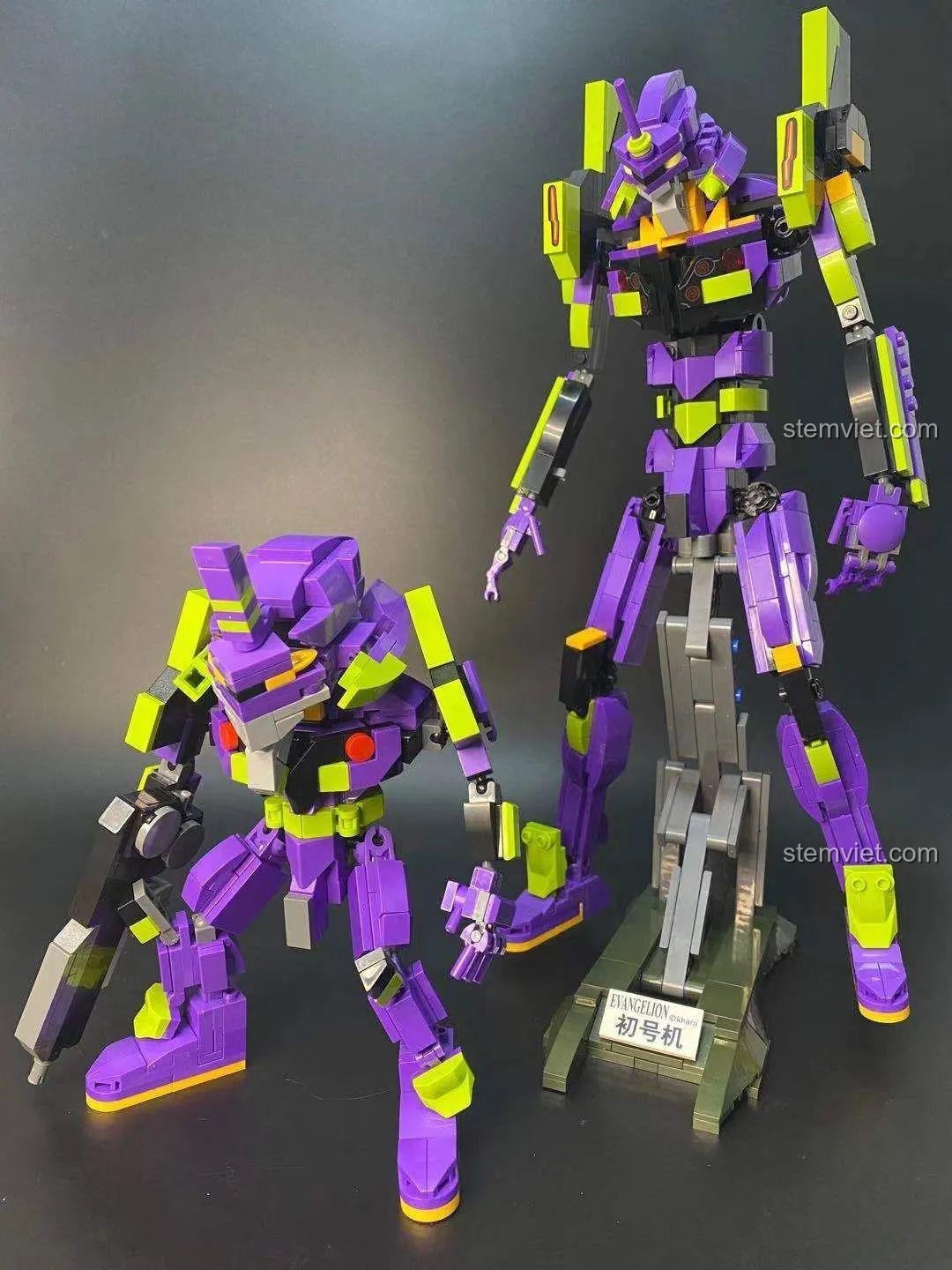 So sánh mô hình Keeppley K20302 mini và phiên bản lớn của robot Evangelion Unit-01 đứng cạnh nhau.