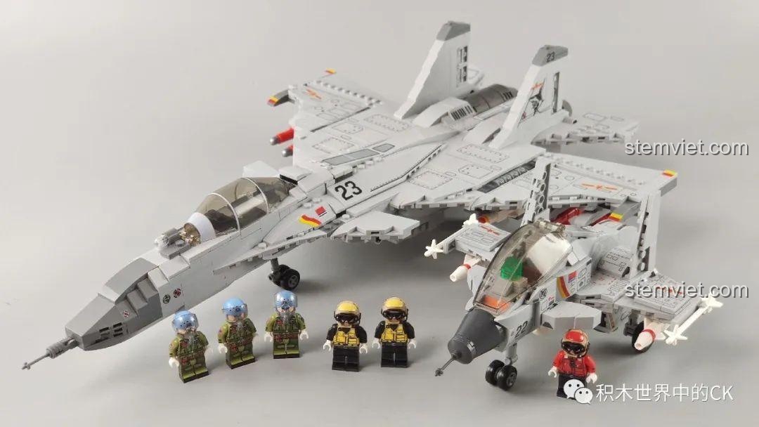 So sánh kích thước và chi tiết giữa hai mô hình J-15 SEMBO 202055 và 202037 cùng các minifigure.