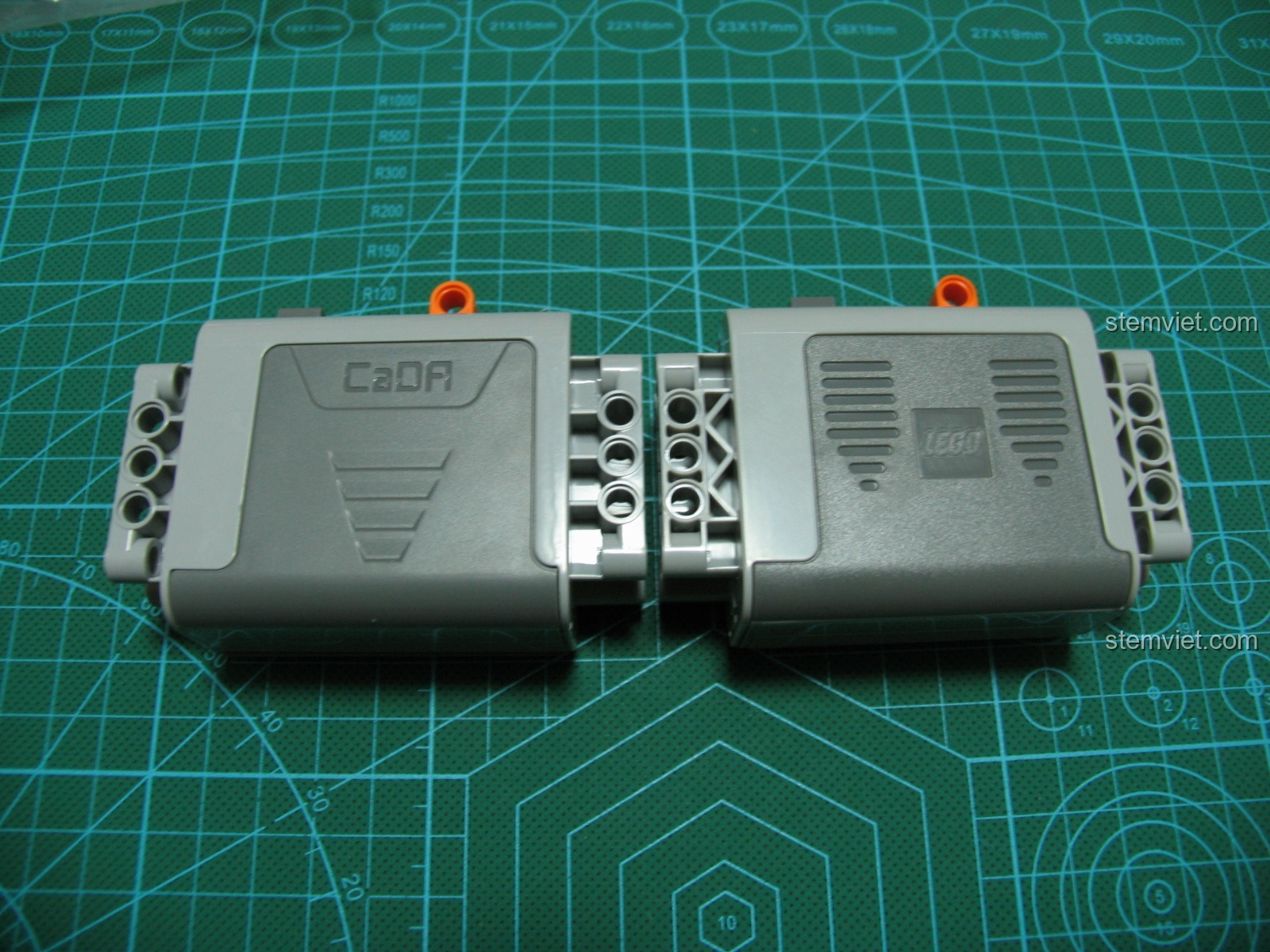 So sánh hộp pin của CaDA và LEGO, cho thấy sự tương thích hoàn hảo về kích thước và các điểm kết nối technic.