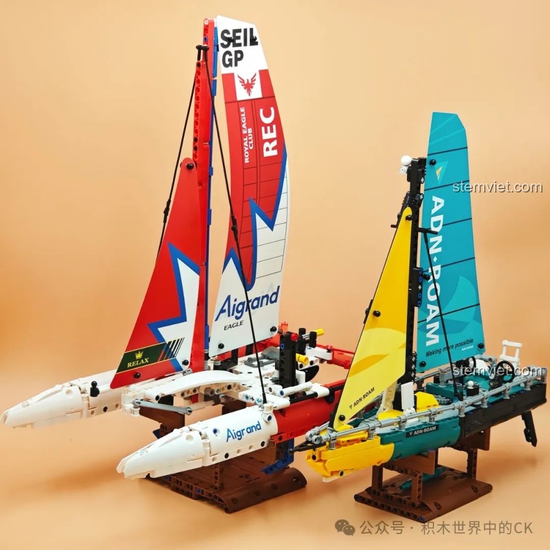 So sánh kích thước và thiết kế giữa mô hình JIESTAR 58124 (trái) và một mô hình thuyền buồm lắp ráp khác.