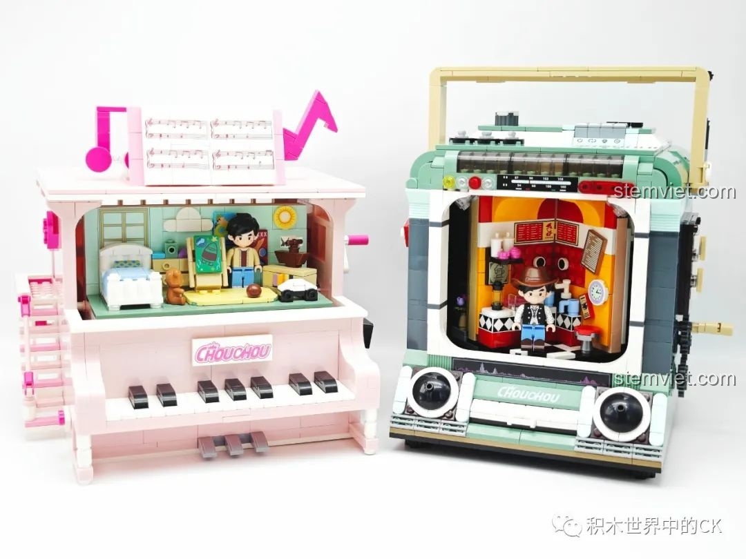 Mô hình Keeppley DZ0157 được đặt cạnh một bộ lắp ráp đàn piano cùng chủ đề, tạo thành một bộ sưu tập đẹp mắt.