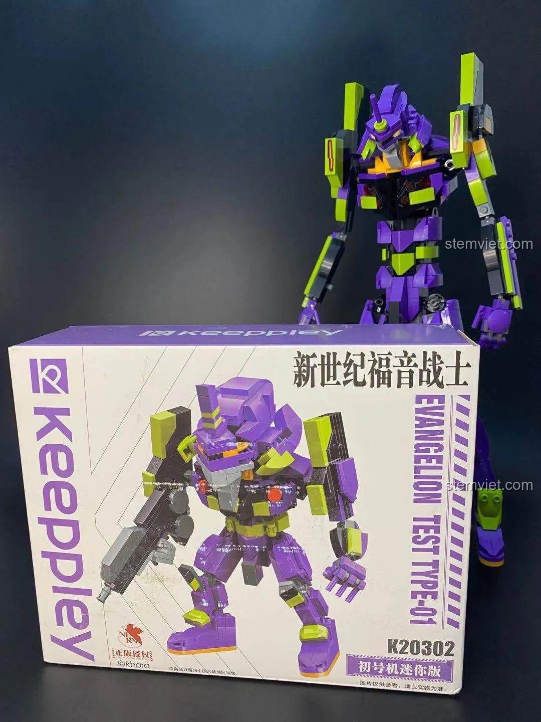 So sánh kích thước giữa hộp Keeppley K20302 mini và mô hình Evangelion Unit-01 phiên bản lớn đã lắp ráp.