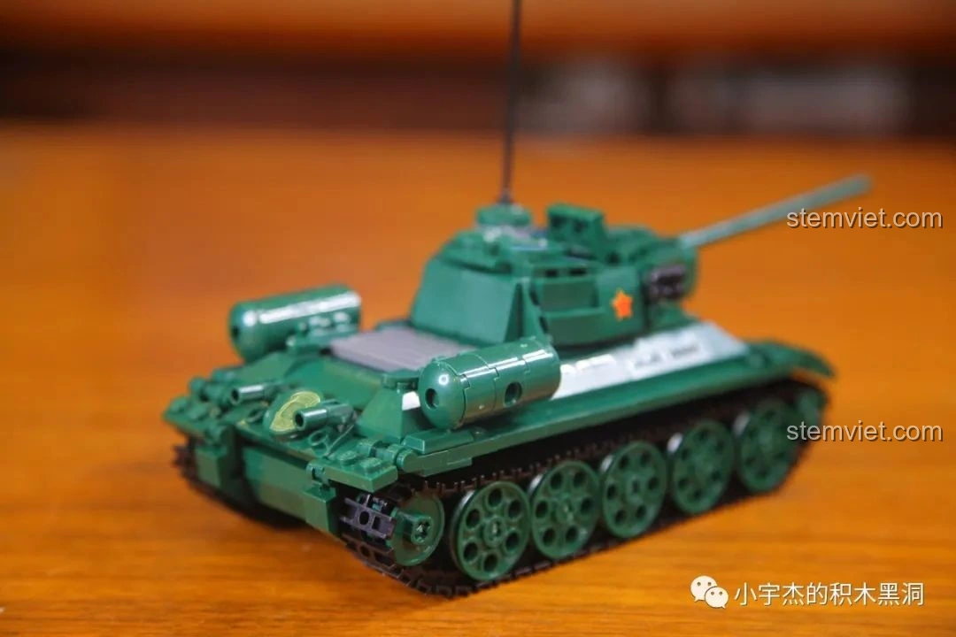 So sánh kích thước mô hình Xe Tăng 215 Sluban M38-B0982 với hai mô hình xe tăng khác nhìn từ góc 3/4.