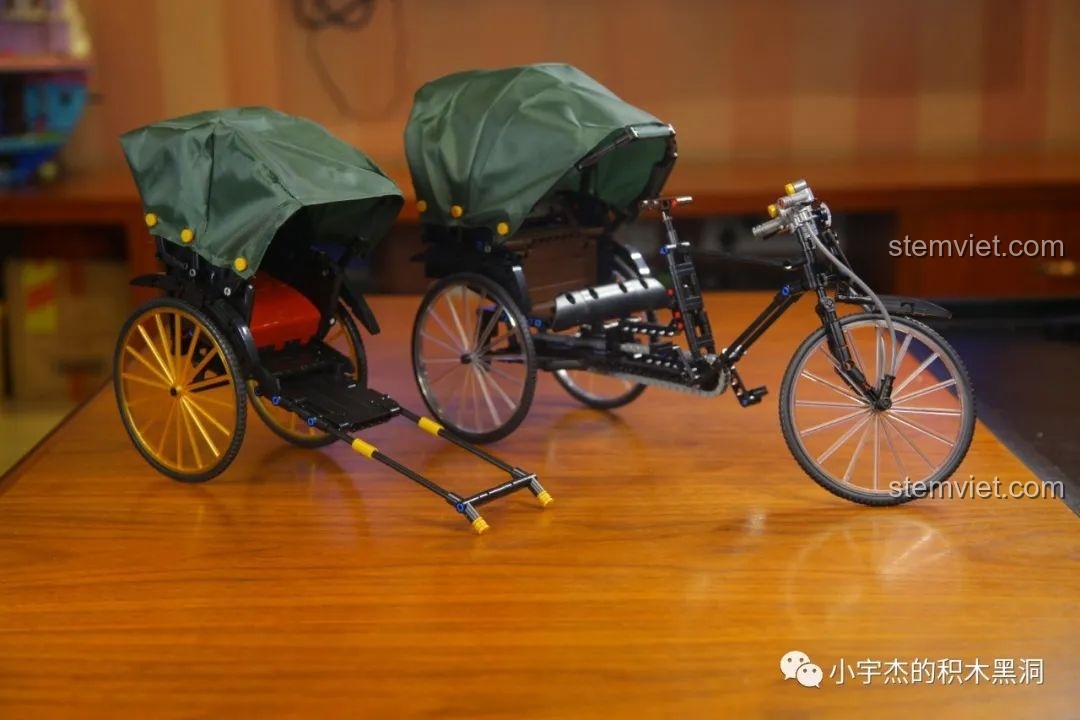 So sánh kích thước giữa mô hình xe xích lô AchKo 50015 và một mô hình xe kéo tay khác.