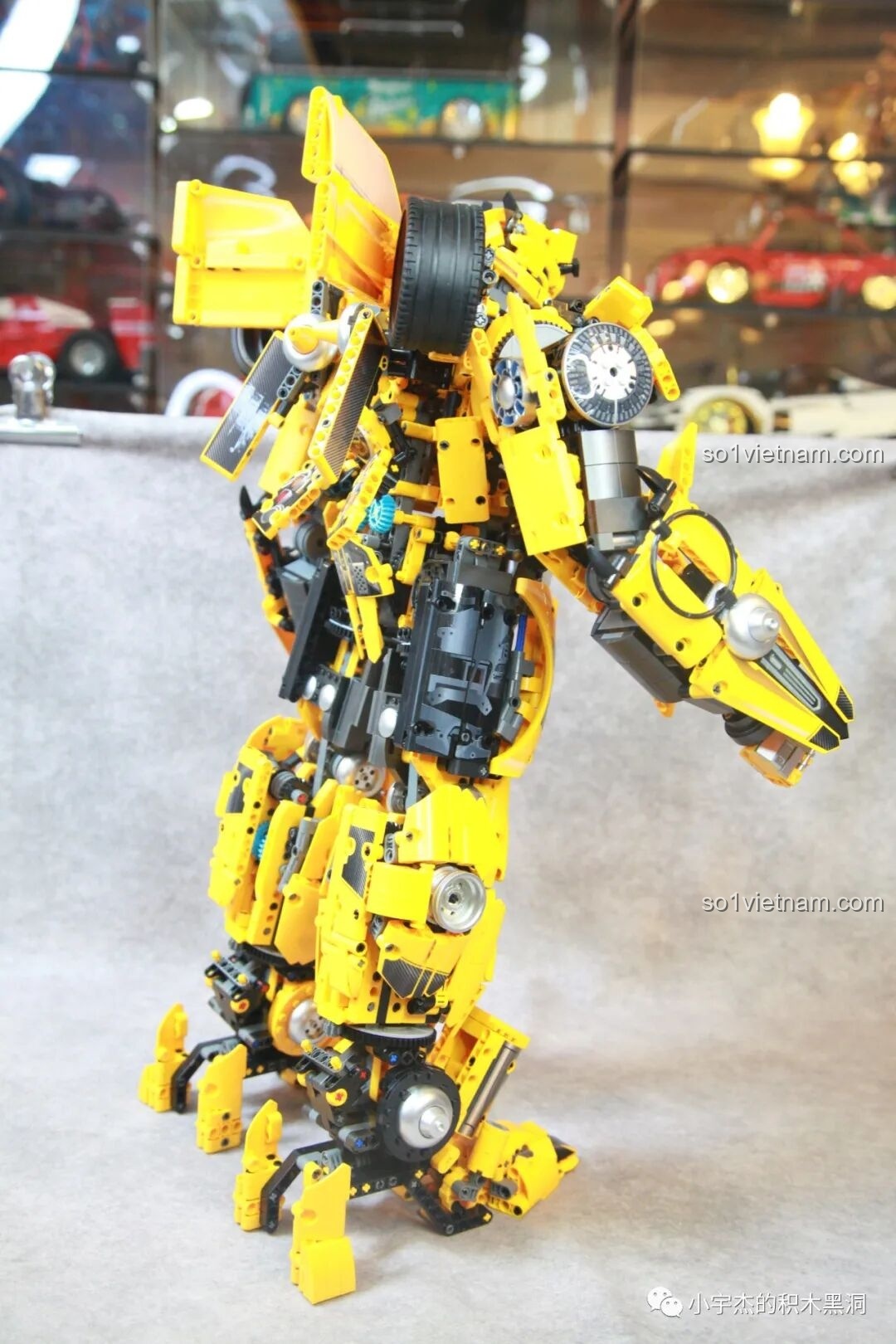 So sánh kích thước giữa mô hình Robot Bumblebee K-BOX V5007 và hai mô hình Hulkbuster, cho thấy Bumblebee cao vượt trội.