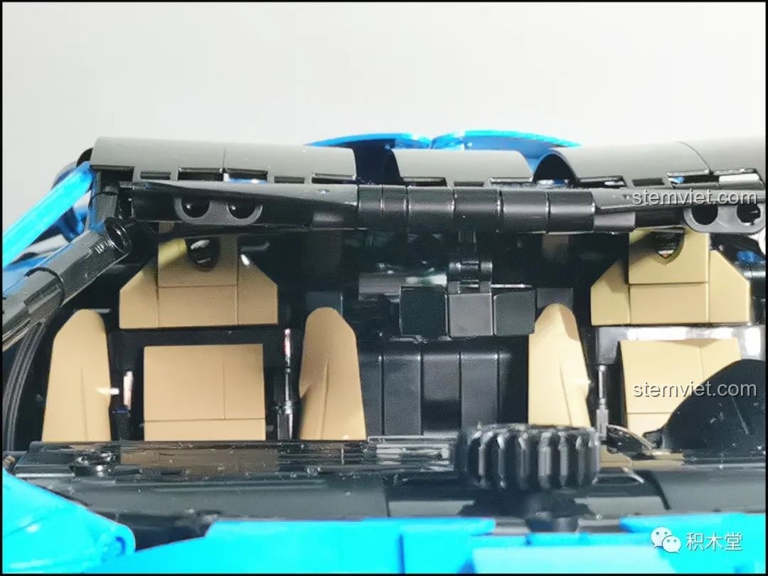 So sánh kích thước của Hypercar Lamborghini Centenario 61041 với một mô hình xe địa hình khác.