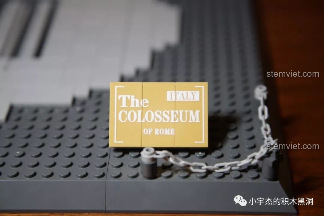 Mô hình WANGE 5225 Đấu trường Colosseum La Mã đặt cạnh mô hình voi ma mút để so sánh kích thước.