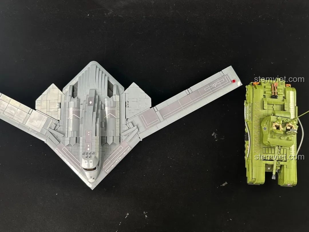 So sánh kích thước của mô hình H-20 Panlos Brick 639026 với một mô hình xe tăng, cho thấy sự hoành tráng.