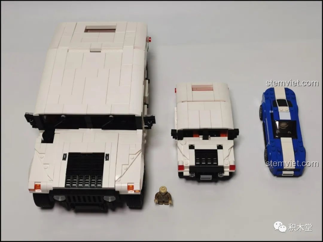 So sánh kích thước giữa hai mô hình Humvee CaDA C61027, C55022 và một mô hình xe 6-stud nhỏ hơn.