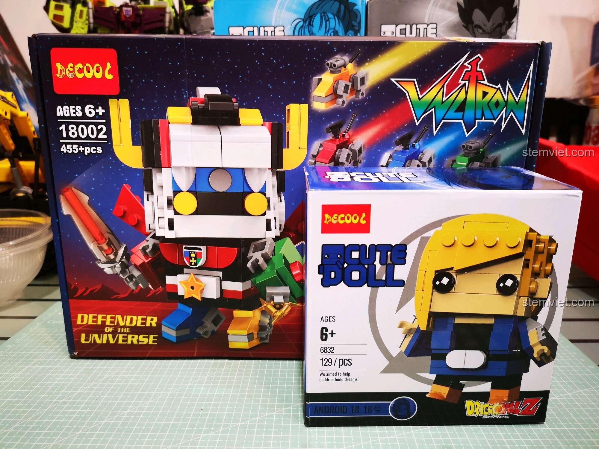 So sánh kích thước hộp Decool 18002 với một bộ BrickHeadz khác, cho thấy sự vượt trội về số lượng chi tiết.