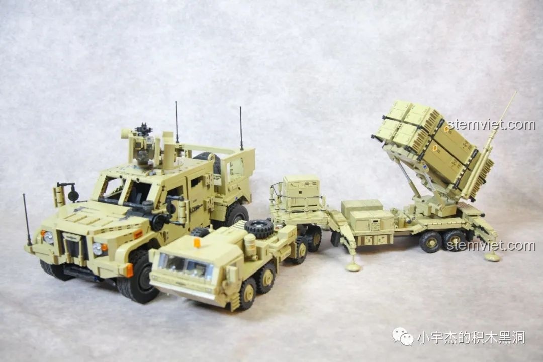 So sánh kích thước giữa mô hình Xe Tải Tên Lửa M983 và một mẫu xe bọc thép khác, cho thấy sự khác biệt về tỉ lệ.