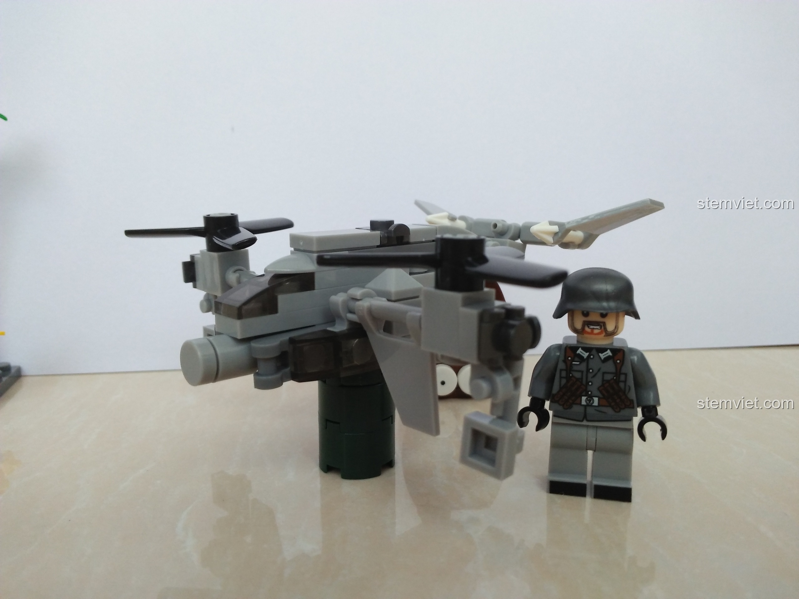 So sánh tỷ lệ giữa nhân vật minifigure và mô hình máy bay hợp thể SEMBO 11517, cho thấy sự hoành tráng của mô hình lớn.