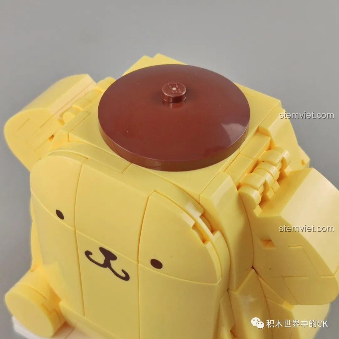 So sánh kích thước mô hình lắp ráp Hello Kitty và Pompompurin với các nhân vật minifigure nhỏ hơn.