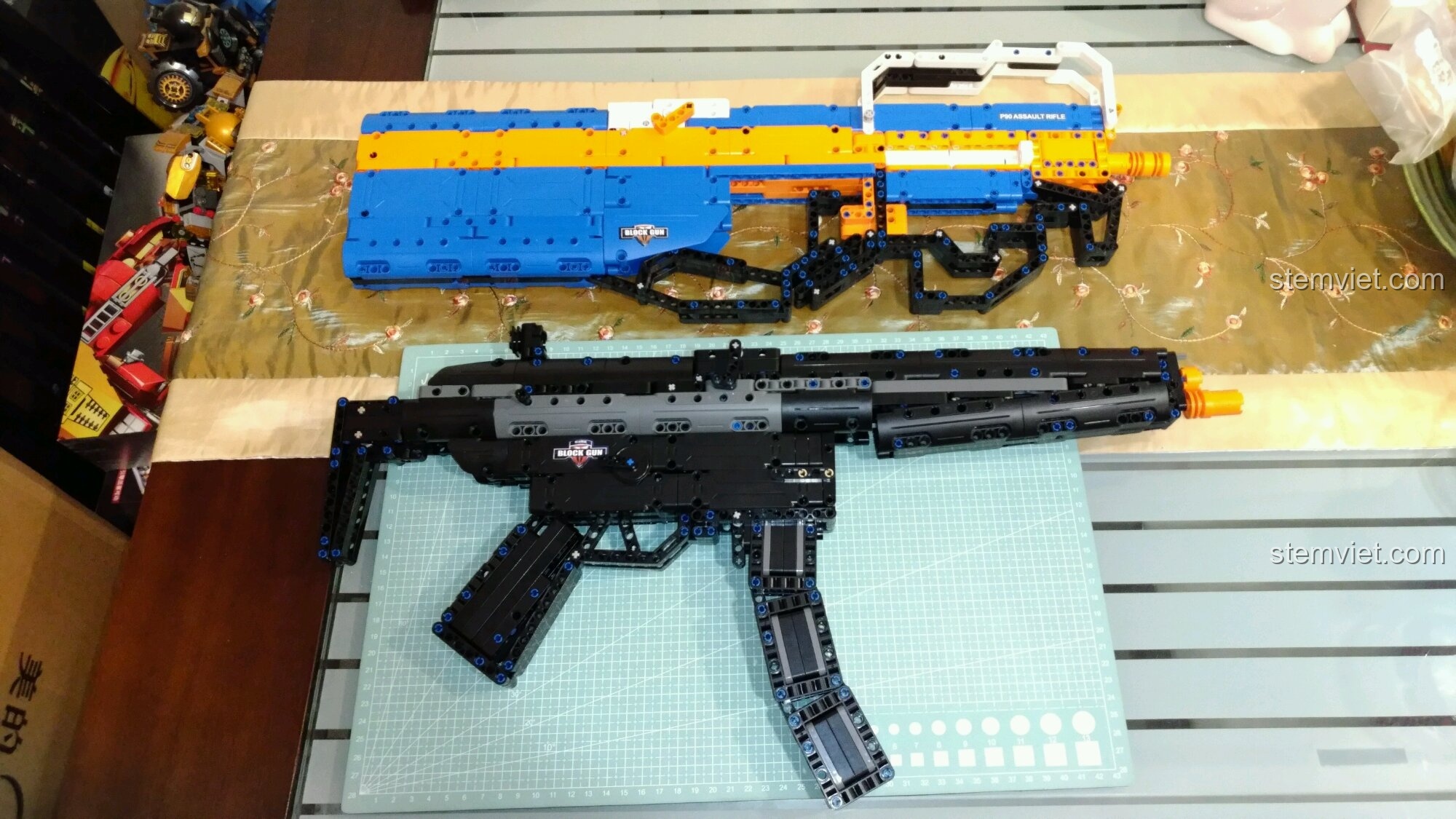 So sánh kích thước và màu sắc của mô hình súng 81006 giá hời với một mẫu súng lắp ráp khác.