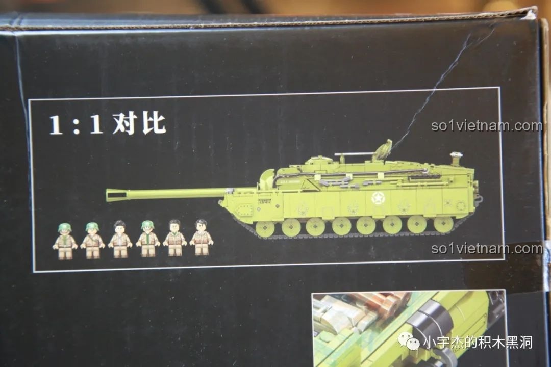 Hình ảnh so sánh tỉ lệ 1:1 giữa mô hình xe tăng T28 và các minifigure đi kèm.