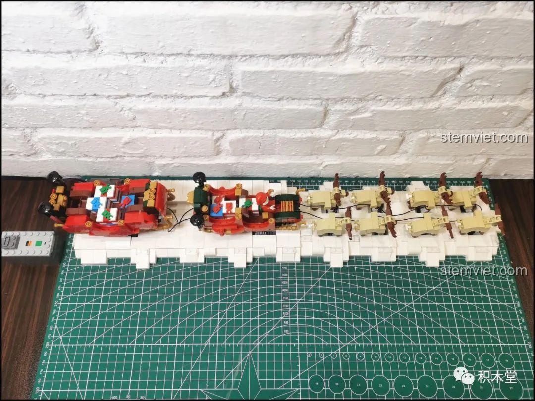 So sánh kích thước của mô hình Mould King 10015 với tấm lót cắt, cho thấy chiều dài vượt trội hơn 62cm.