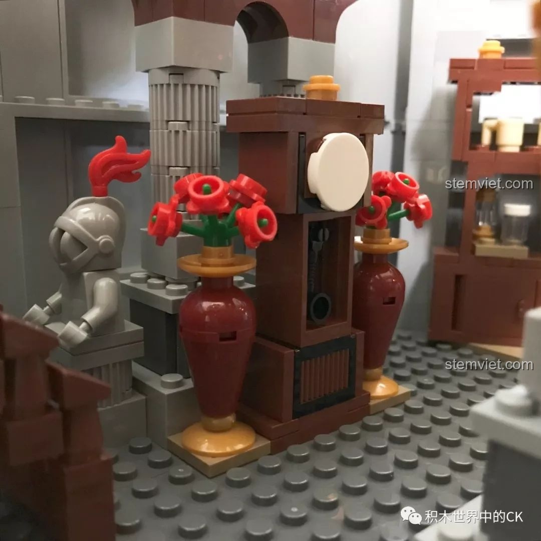 So sánh kích thước giữa bộ đồ chơi xây dựng Lâu đài công chúa Mould King 13132 và một bộ lâu đài khác.