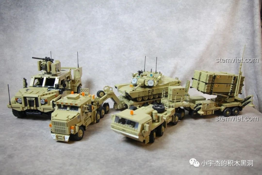 So sánh kích thước giữa bộ Panlos 628015 M1070 và một bộ xe chở tăng quân sự khác.