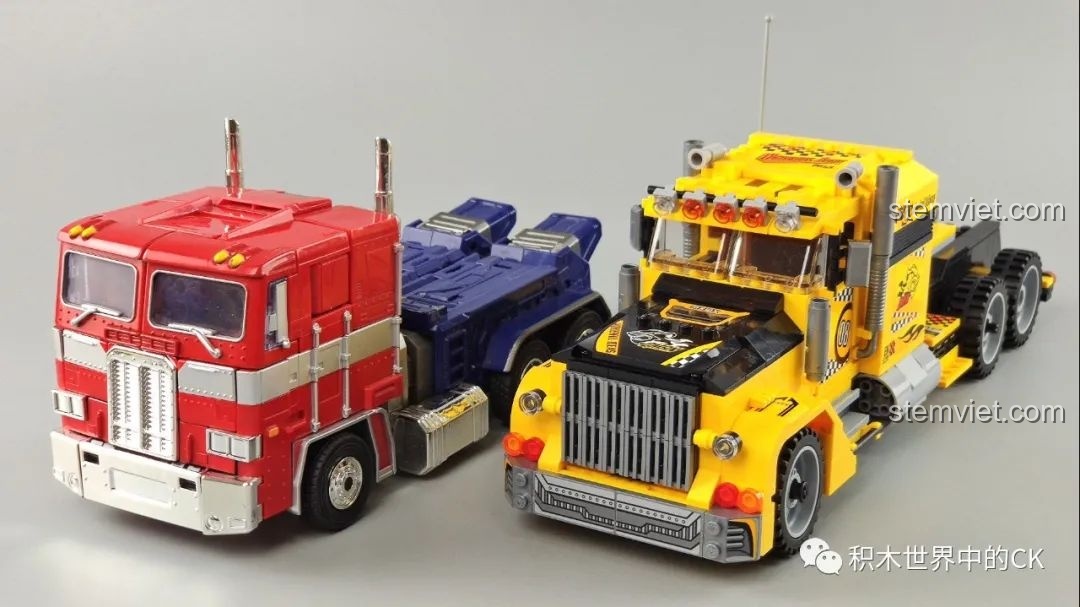 So sánh kích thước xe tải QMAN 42108 với một mô hình xe tải màu đỏ khác.