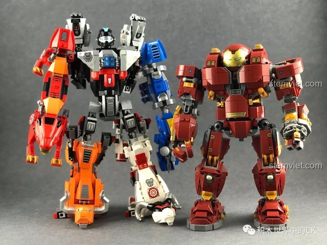 So sánh kích thước của Robot Chiến Binh Vô Hạn QMAN với một mô hình robot khác, cho thấy sự vượt trội về chiều cao.