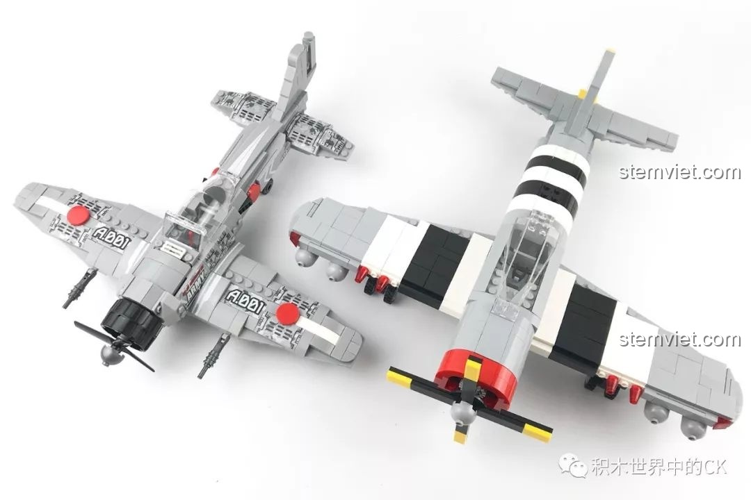 So sánh kích thước giữa bộ lắp ráp Sembo 12781 và một mô hình máy bay khác của hãng Jestar.