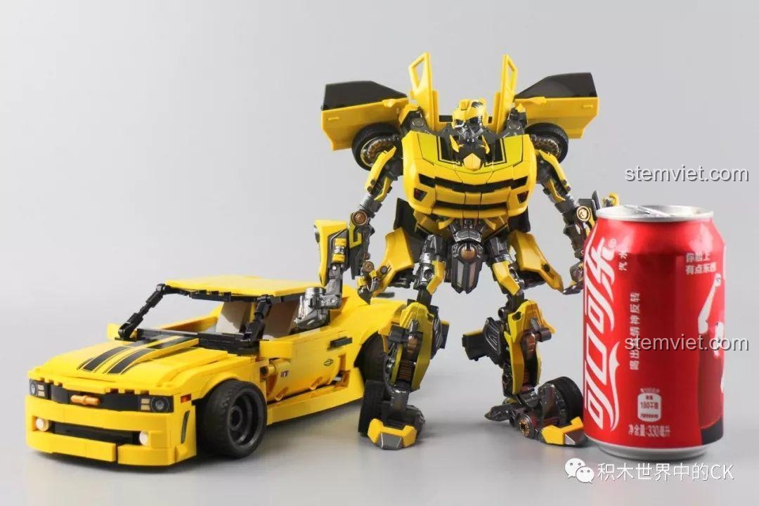 So sánh kích thước của mô hình SEMBO 701504 với một mô hình robot Bumblebee và lon nước ngọt.