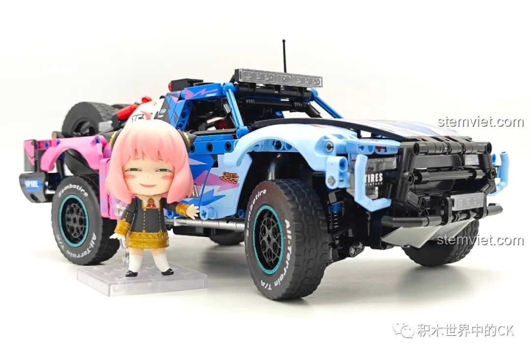 So sánh kích thước xe SEMBO 715006 với mô hình nhân vật Anya Forger để thấy sự hoành tráng.