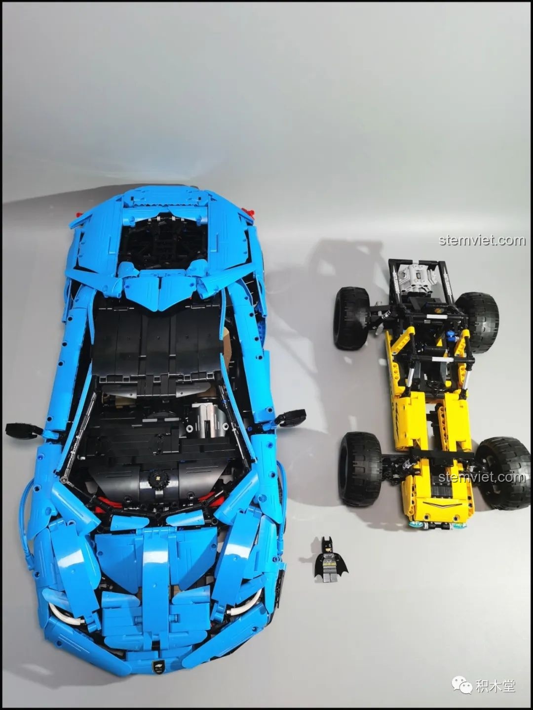 So sánh kích thước bộ xếp hình Siêu bò Lamborghini Centenario với một mẫu xe khác.