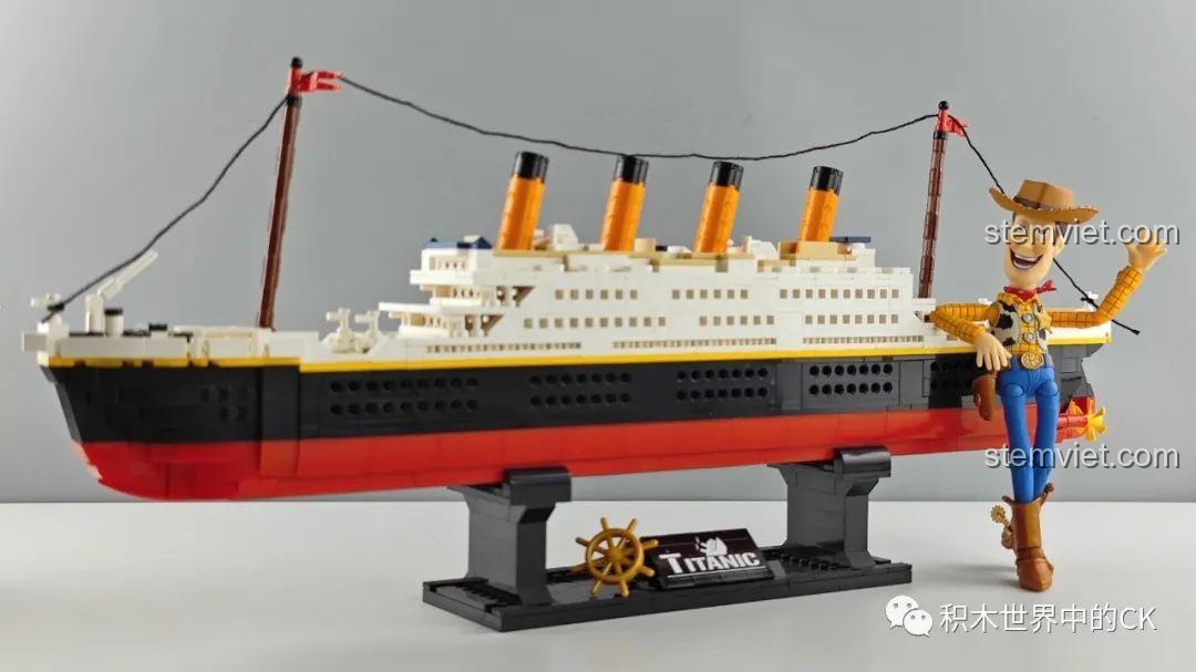 So sánh kích thước của mô hình Tàu Titanic Zhe Gao 01010 với một nhân vật đồ chơi Woody để thấy độ lớn của con tàu.