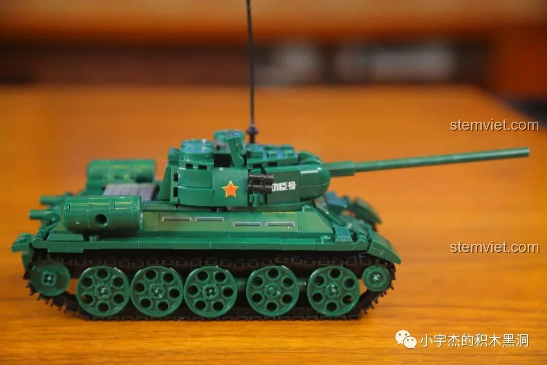 So sánh kích thước mô hình Xe Tăng 215 Sluban M38-B0982 với hai mô hình xe tăng khác nhìn từ trên xuống.