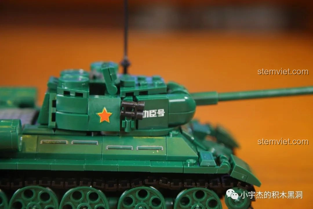 So sánh kích thước mô hình Xe Tăng 215 Sluban M38-B0982 với hai mô hình xe tăng khác nhìn từ phía trước.