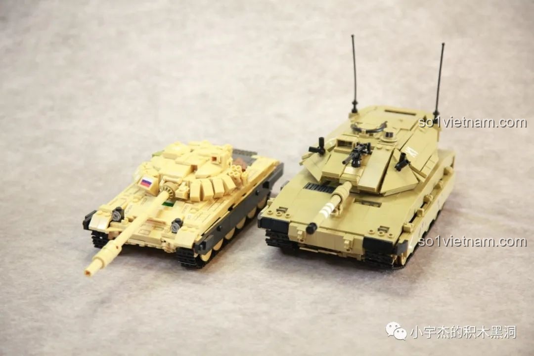 So sánh kích thước từ trên cao của mô hình xe tăng Merkava MK4 Sluban M38-B1022 và một mô hình khác.