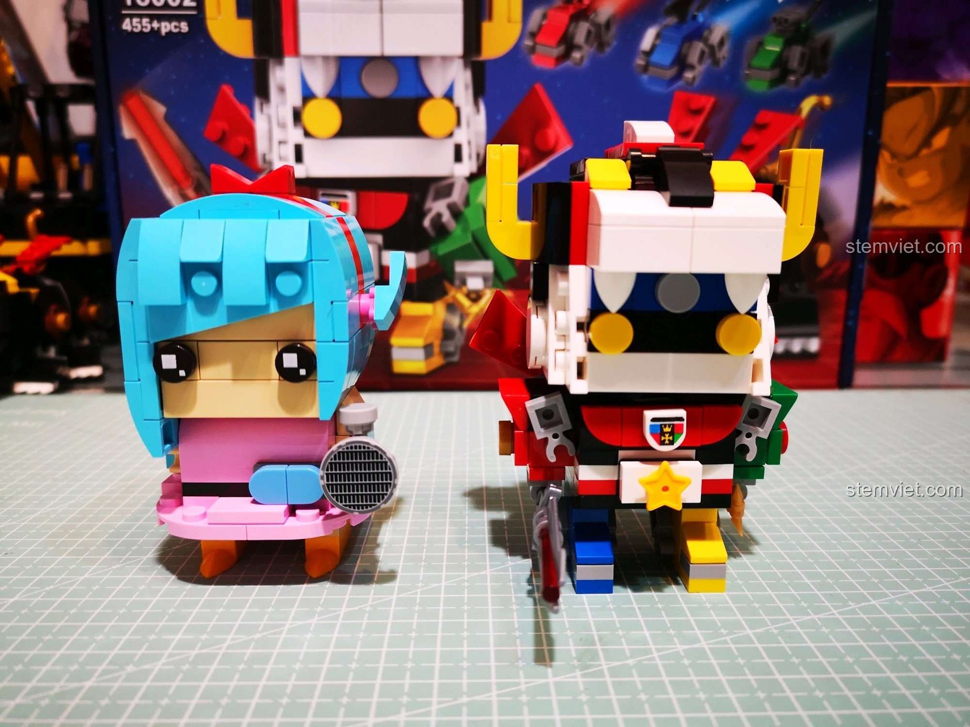So sánh kích thước của mô hình Voltron Decool 18002 với một mô hình BrickHeadz khác.