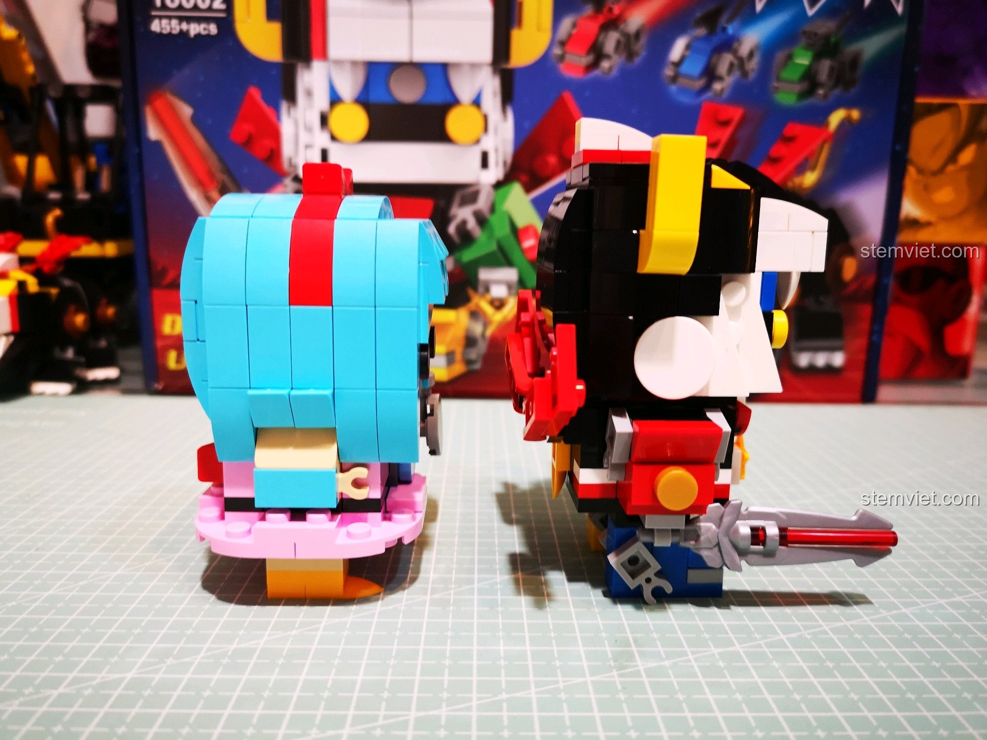 Góc nhìn bên hông khi so sánh kích thước hai mô hình BrickHeadz.