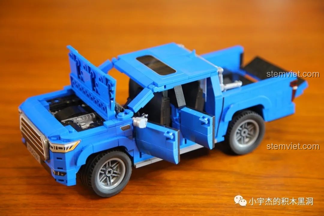 So sánh kích thước giữa mô hình xe bán tải WOMA C0626 và một mô hình xe đầu kéo màu đỏ.