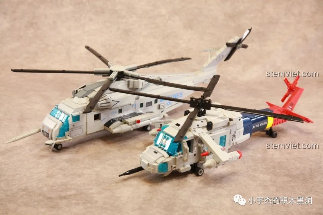 So sánh kích thước giữa mô hình WOMA C0897 Black Hawk và một mô hình trực thăng khác, cho thấy sự khác biệt về tỷ lệ.