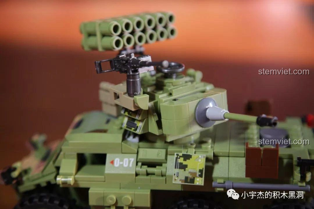 Góc nhìn từ phía trước khi so sánh xe bọc thép Panlos Brick 631007 với hai xe tăng.