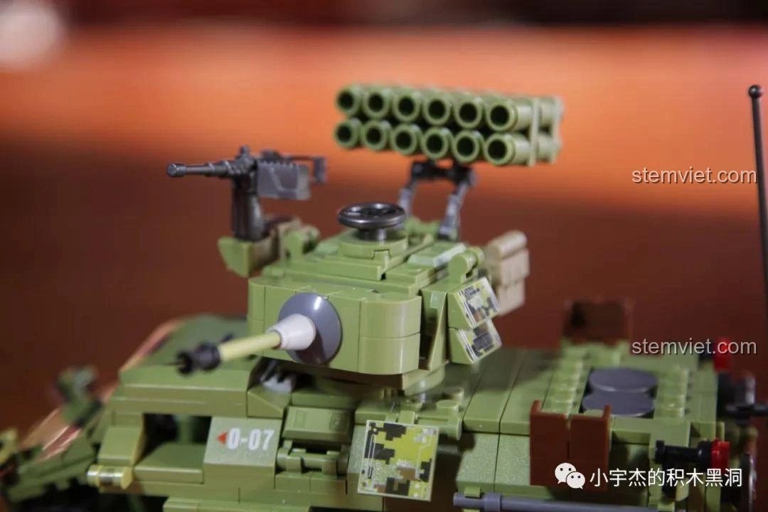 So sánh kích thước xe bọc thép Panlos Brick 631007 với hai mô hình xe tăng khác.