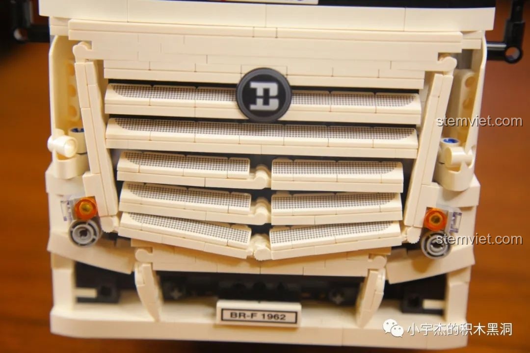 So sánh kích thước giữa bộ xếp hình Xe Đầu Kéo Mercedes-Benz Actros 4163 ShineYU YC-QC007 và một mô hình xe tải nhỏ hơn.