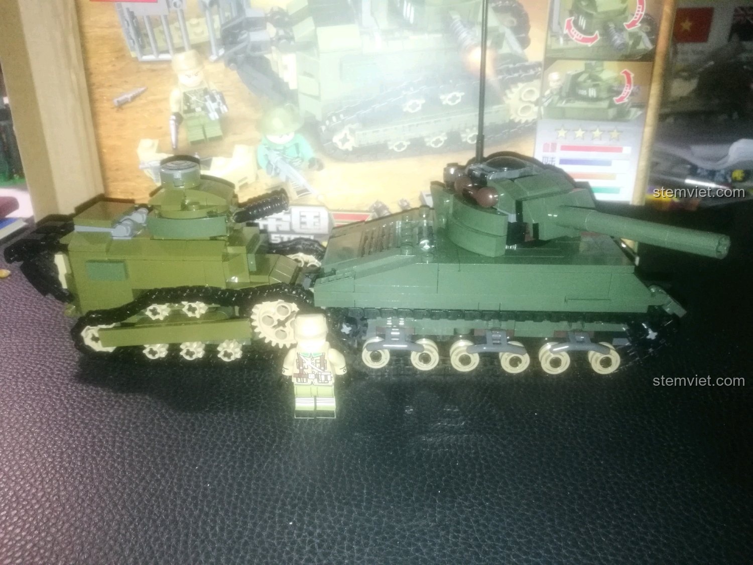 So sánh kích thước giữa mô hình xe tăng Renault FT-17 101269 và xe tăng Sherman từ một bộ lắp ráp khác.