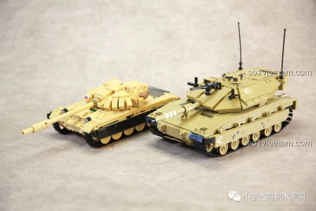 So sánh kích thước của mô hình xe tăng Merkava MK4 Sluban M38-B1022 với một mô hình xe tăng khác nhỏ hơn.