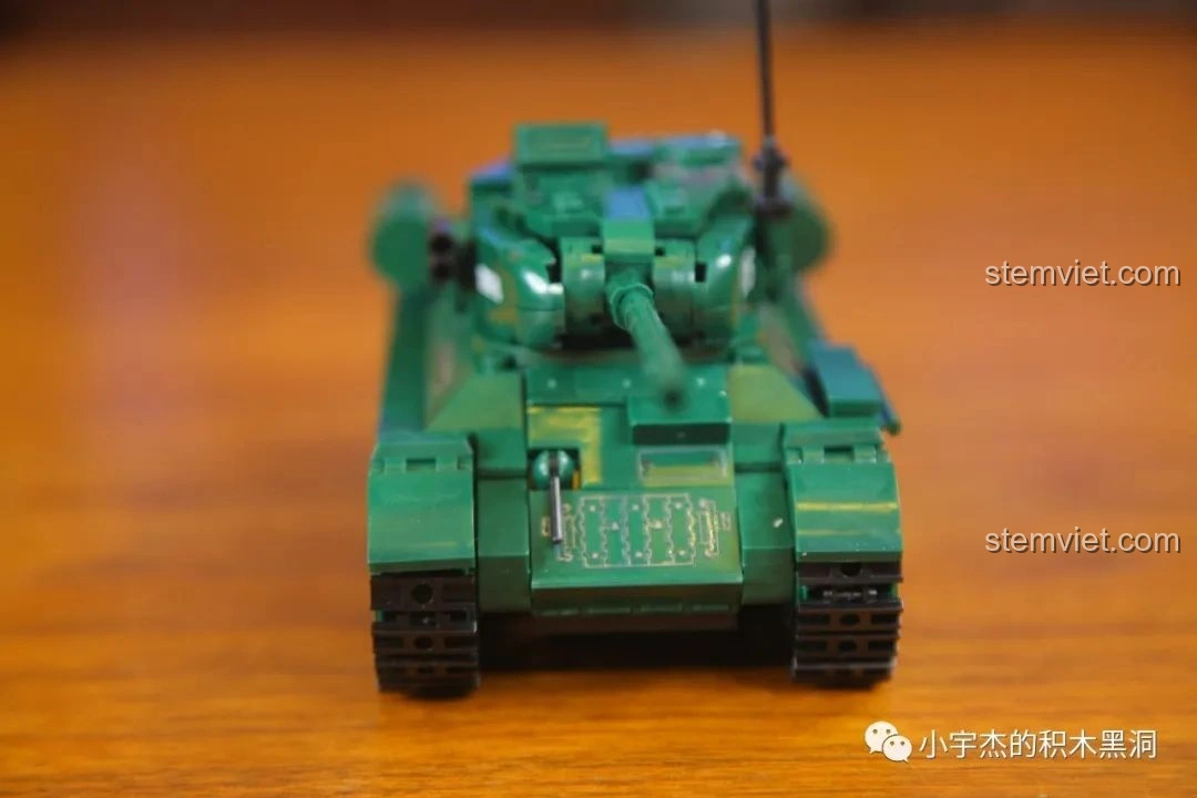 So sánh kích thước mô hình Xe Tăng 215 Sluban M38-B0982 với hai mô hình xe tăng khác, thể hiện tỉ lệ khác nhau.