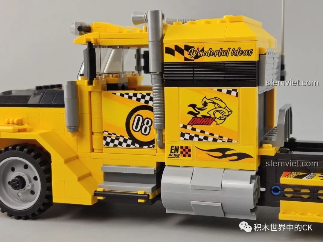 So sánh kích thước giữa mô hình xe tải QMAN 42108 và một nhân vật minifigure.