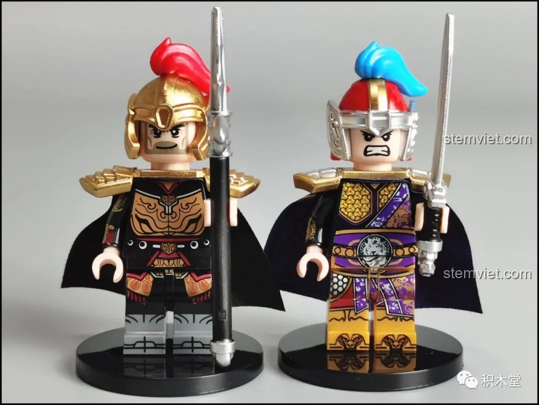 Hai minifigure Lã Mông và Chu Du từ bộ DECOOL 2030C đứng cạnh nhau, thể hiện sự đa dạng trong thiết kế.
